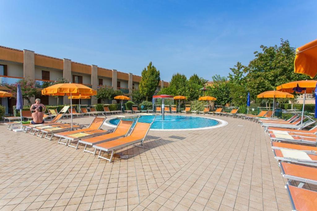 Villaggio Ai Ginepri - Agenzia Cocal Каорле Екстер'єр фото